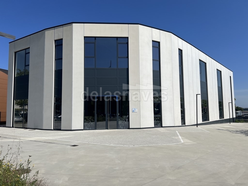 Alquiler de nave con parcela y oficinas en Boisaca, Santiago