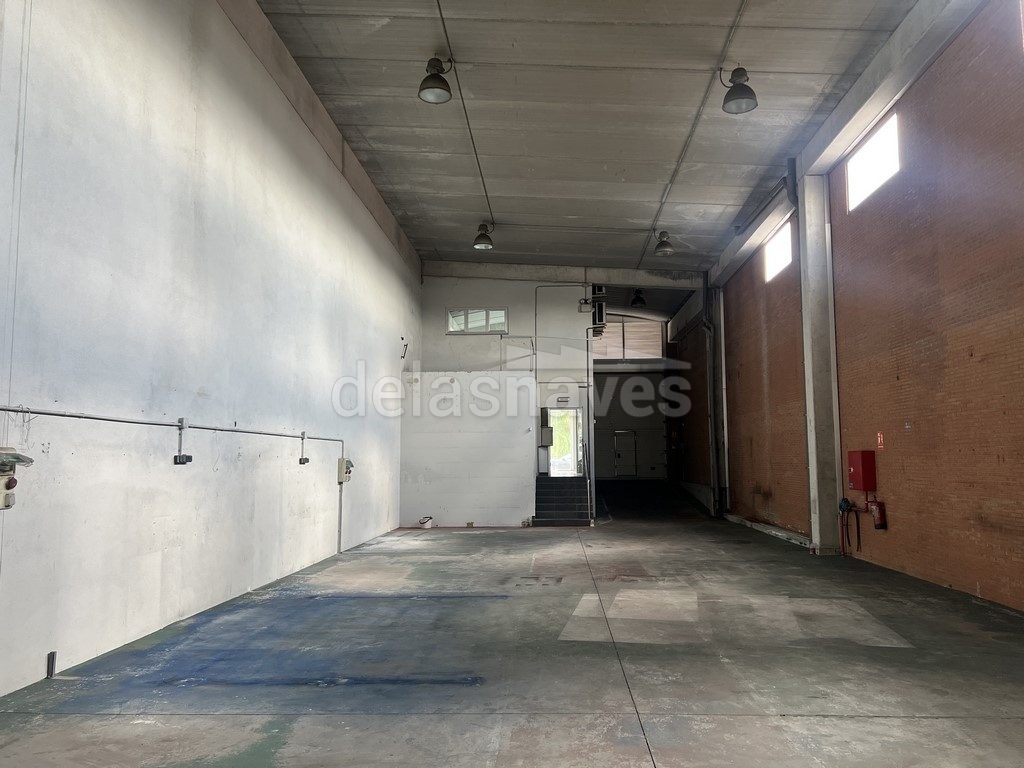 Alquiler de nave con oficinas en Alvedro