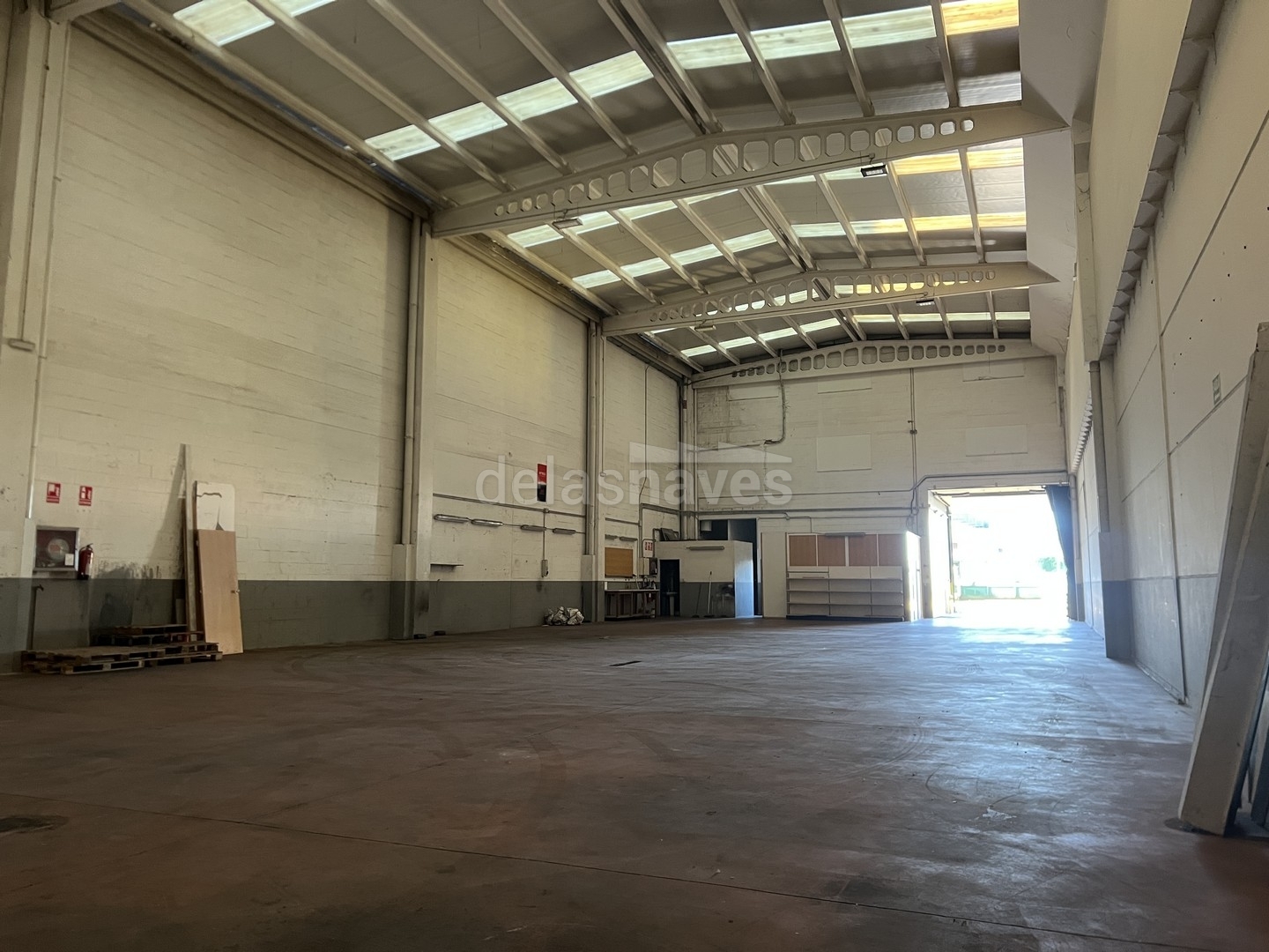 Alquiler de nave bien situada en el Tambre, Santiago